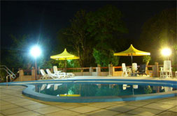 Foto nocturna de la piscina